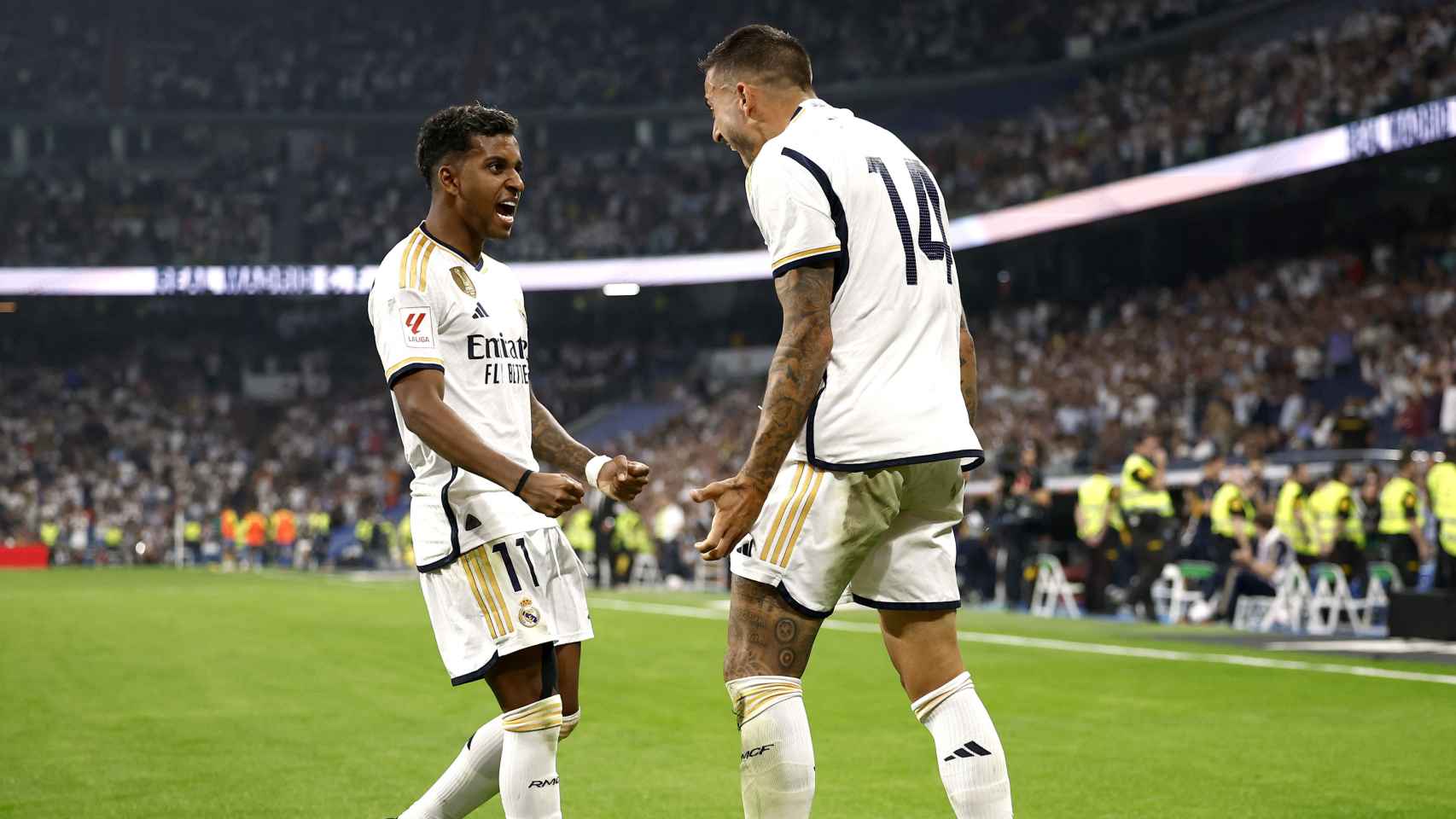 Rodrygo y Joselu celebran un gol del Real Madrid frente a Las Palmas.
