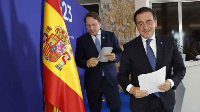 El ministro de Asuntos Exteriores, Unión Europea y Cooperación en funciones, José Manuel Albares, y el comisario europeo de Política de Ampliación y Vecindad, Olivér Várhelyi, este jueves, en la reunión celebrada en el Cuartel de Artillería de Murcia.