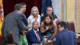 Los integrantes de la Mesa discuten este viernes el sentido del voto del diputado de Junts, con Francina Armengol (agachándose) y Alfonso Rodríguez Gómez de Celis (sentado en el centro).