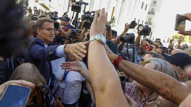 Alberto Núñez Feijóo, saluda a sus seguidores en la calle, a su salida del Congreso tras perder la investidura, este viernes.