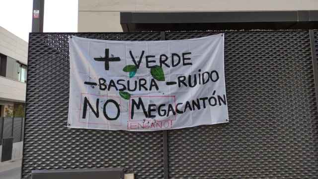 Pancarta en Montecarmelo, en Fuencarral-El Pardo (Madrid), contra la construcción de un megacantón