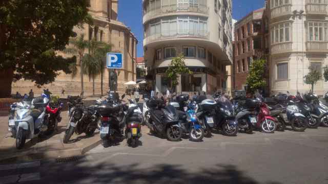 Imagen de un grupo de motos aparcadas junto a la Catedral de Málaga.