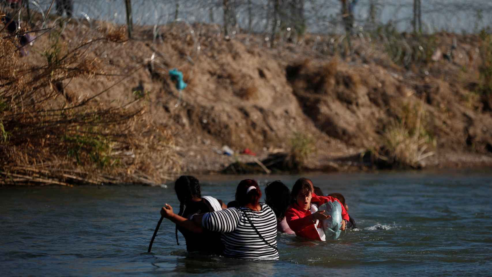 Migrantes cruzan el Río Grande en Eagle Pass