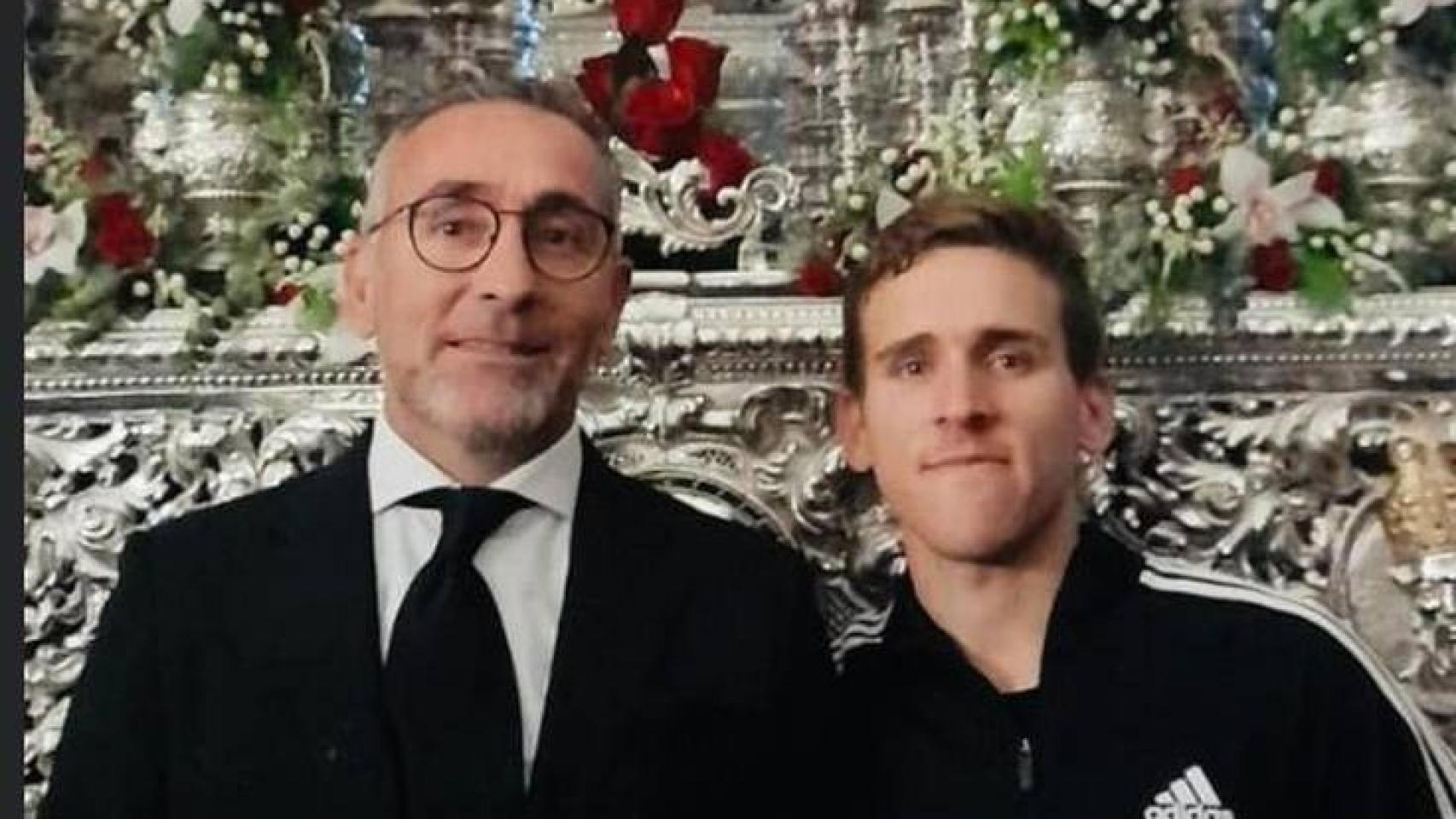 El joven Pablo Sampalo junto a su padre Tomás Sampalo.