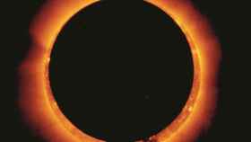 Anillo de fuego alrededor de la Luna tomada por la nave espacial Hinode durante un eclipse solar anular. Imagen:  JAXA/NASA/SAO/NAOJ