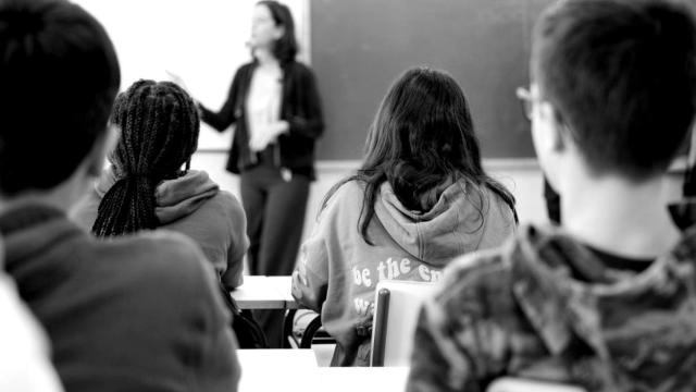 Imágenes de estudiantes durante una clase.