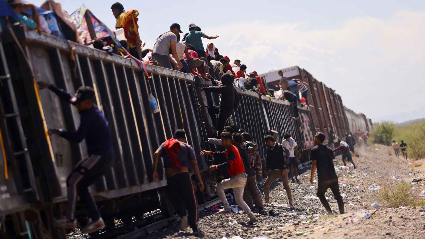 Miles de migrantes varados ante la paralización de los trenes que circulan hacía EEUU