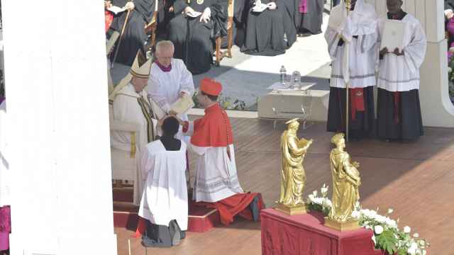 El Papa Francisco (i) nombra cardenal al arzobispo de Madrid, Jose Cobo