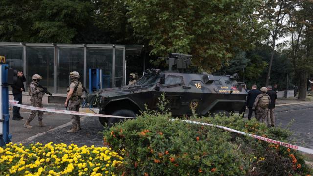 Las fuerzas de seguridad turcas, junto al edificio del atentado