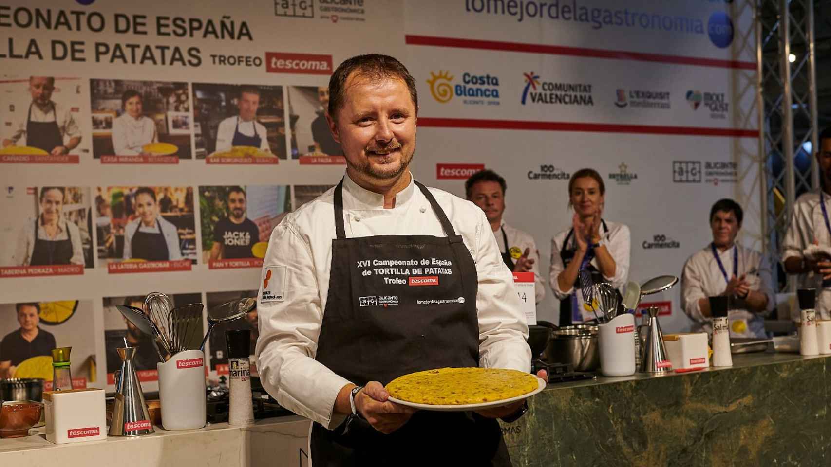 Un Pedro Román de Cañadío orgulloso con su primer premio en el XVI Campeonato de España de Tortilla de Patatas