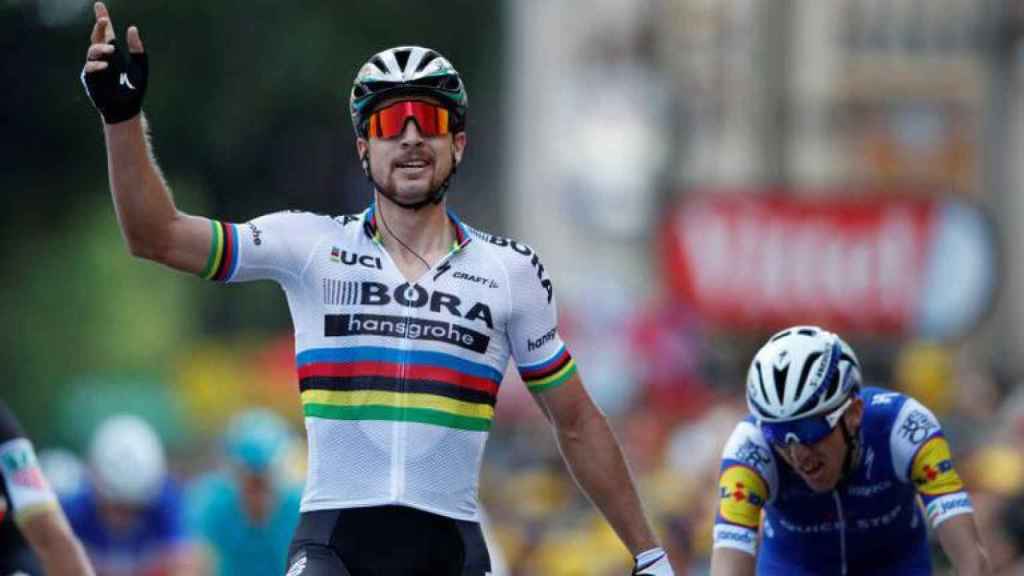 Peter Sagan celebra una victoria con el maillot de campeón del mundo.