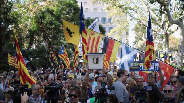 Independentistas catalanes conmemoran el aniversario del referéndum ilegal del 1-O.