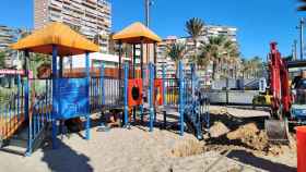 Juegos infantiles en una playa de Alicante.
