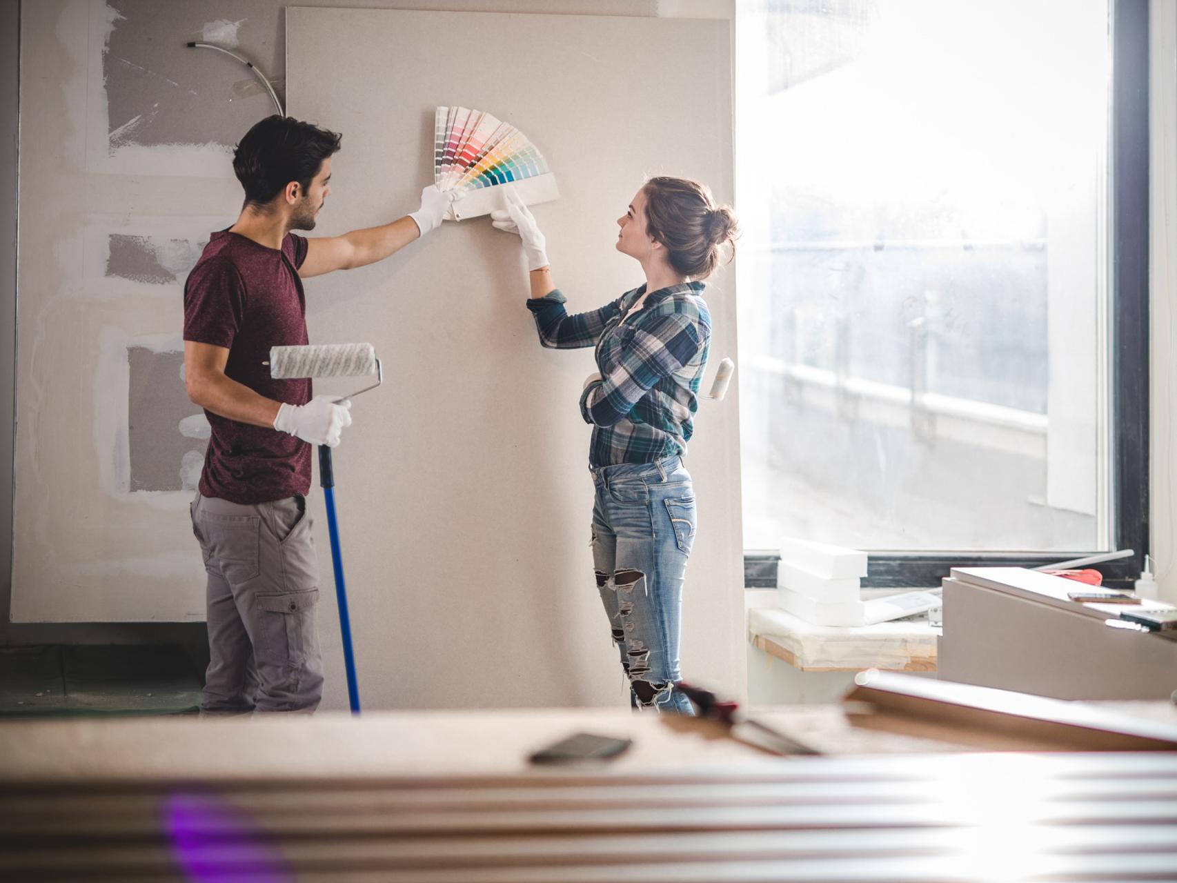 Pareja decorando su casa