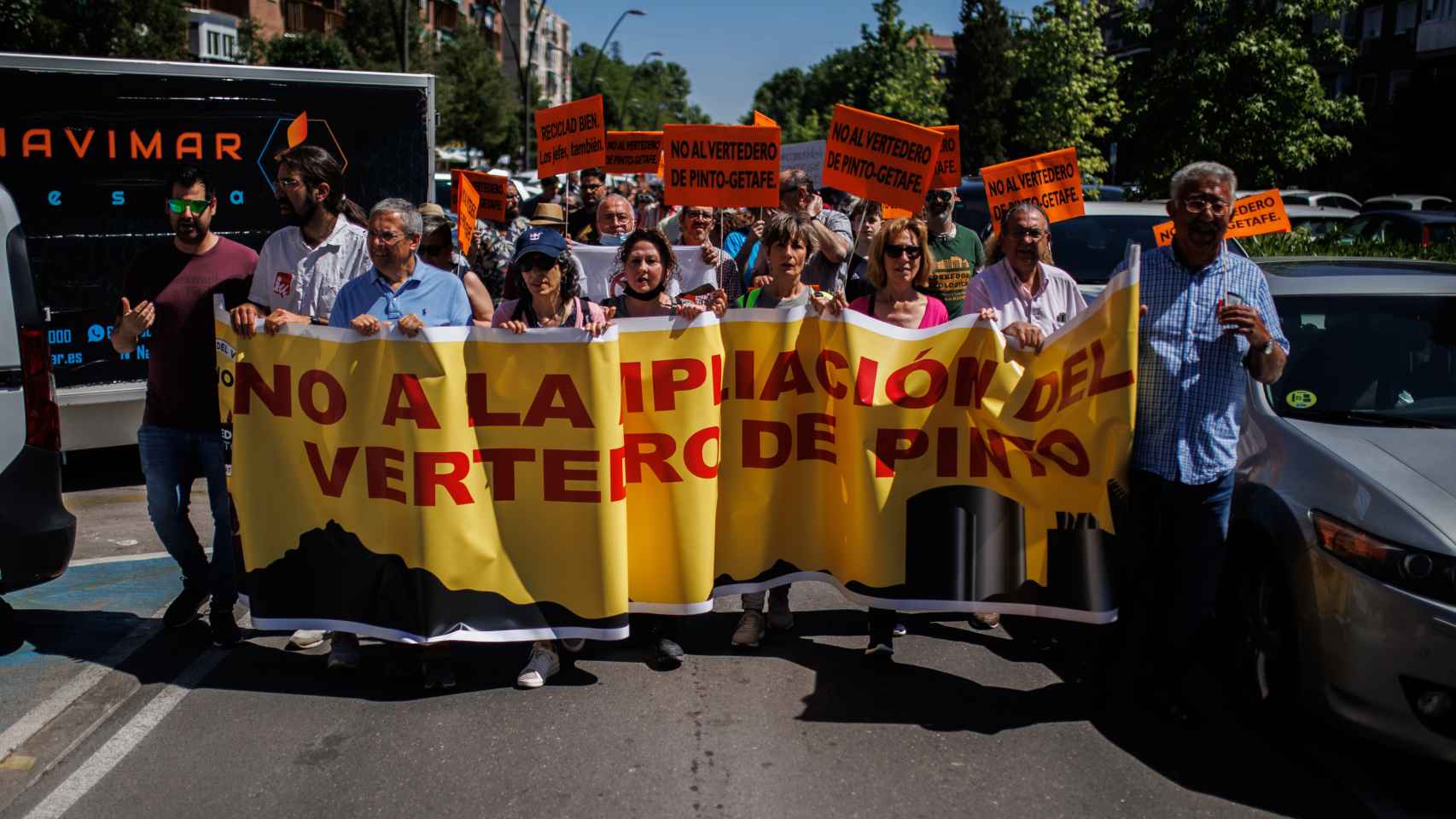 Varias personas con una pancarta que reza 'No a la ampliación del vertedero de Pinto' en una manifestación contra las macroplantas y contra el cierre del vertedero de Getafe - Pinto.