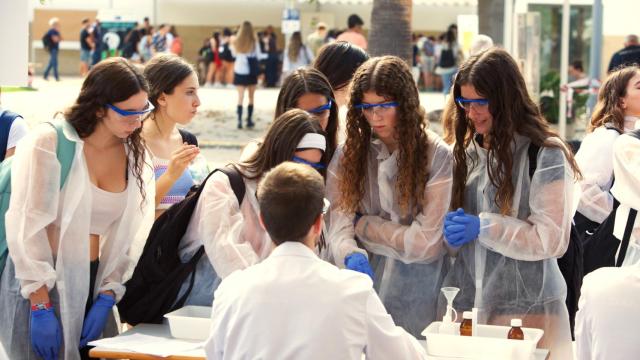 Un grupo de jóvenes atiende a una de las actividades del pasado viernes en la UA.