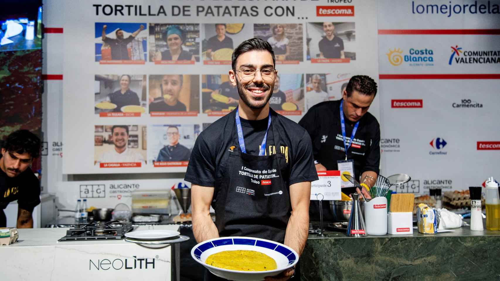 Alejandro Oliveira de La Falda con la tortilla ganadora