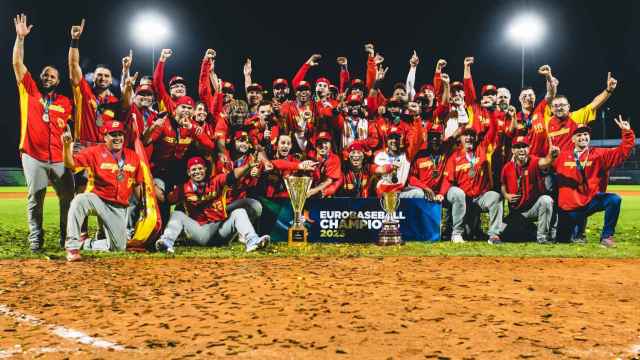 El equipo español de béisbol celebra la victoria en el Europeo.