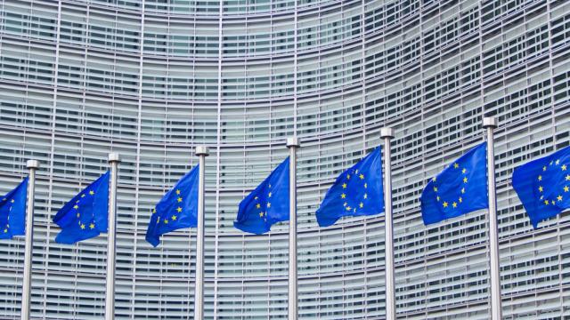 Imagen de archivo de banderas de la UE en la Comisión Europea. Foto: iStock.