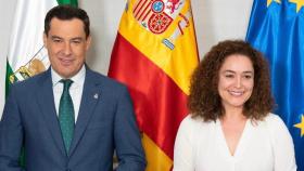 El presidente de la Junta de Andalucía, Juanma Moreno, junto a la portavoz de Por Andalucía, Inma Nieto.