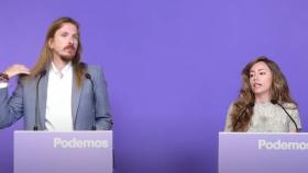 Los coportavoces de Podemos Pablo Fernández y Teresa Pérez, este lunes en rueda de prensa.