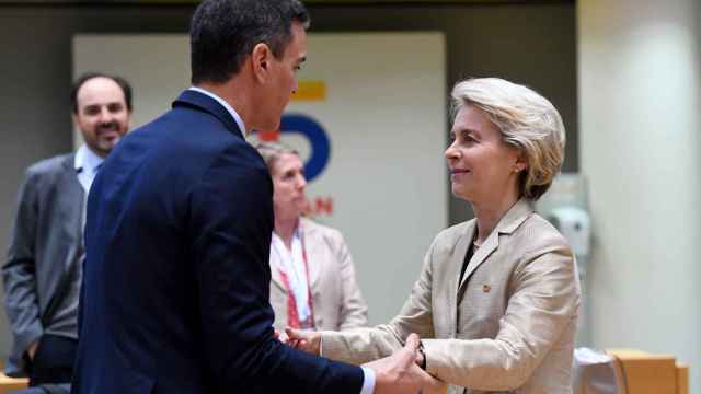Pedro Sánchez saluda a Ursula von der Leyen durante una reunión del Consejo Europeo