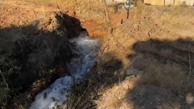 Vídeo del vertido de agua en un depósito de Torremolinos.