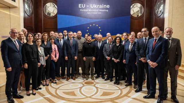 La foto de familia de la reunión de ministros de Exteriores de la UE en Kiev con el presidente Volodímir Zelensk