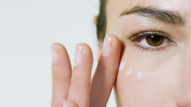 Elimina las ojeras y bolsas de forma rápida con estos dos remedios caseros