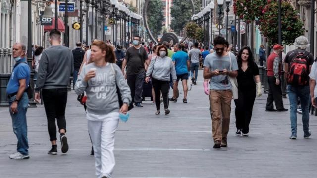 Imagen de archivo de gente paseando.