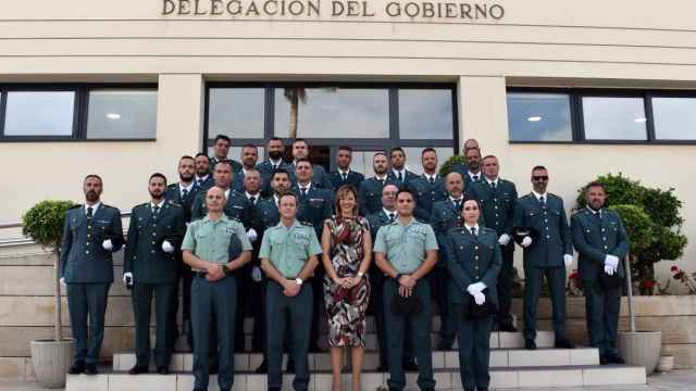 Guardias Civiles enviados a Melilla posan frente a la Delegación del Gobierno.