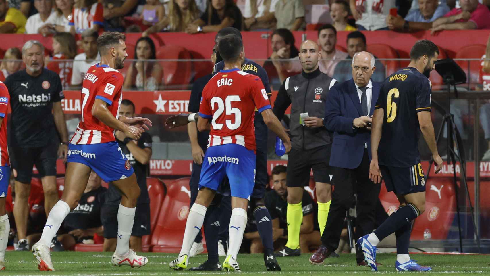 Nacho se marcha del terreno de juego perseguido por varios jugadores del Girona.