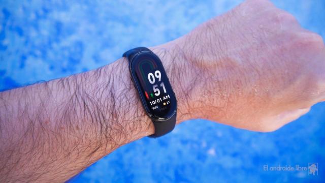 Xiaomi Smart Band 8 en una piscina