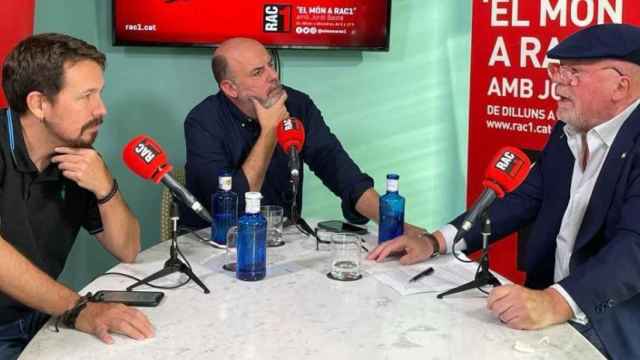 Pablo Iglesias y el comisario José Manuel Villarejo, junto al director de 'El món a RAC1', Jordi Basté.