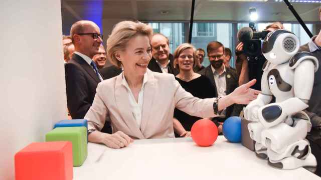 La presidenta de la Comisión, Ursula von der Leyen, con un robot