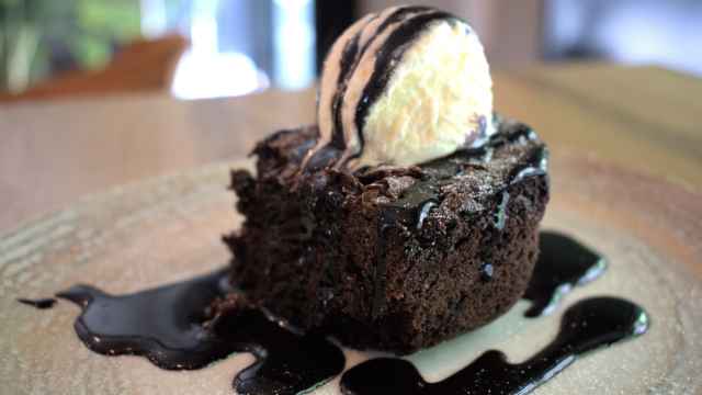El brownie mezcla un 75% de chocolate con atún, acompañado de un helado de vainilla.