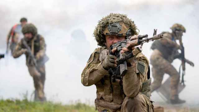 Un soldado apunta con un rifle durante un simulacro militar encabezado por un comandante ucraniano.
