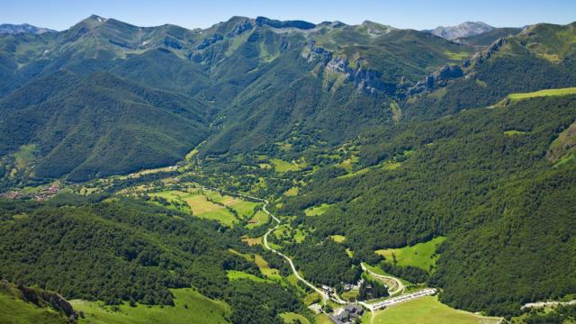 ¿Quieres conocer los Picos de Europa? Esta ruta es sencilla y te dejará con la boca abierta