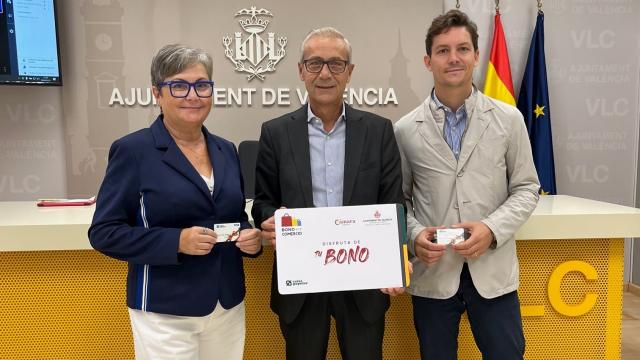 María José Mainar, Santiago Ballester y Borja de Ávila en la presentación del Bono Comercio. EE