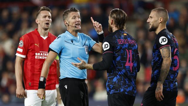 Sergio Ramos protesta durante el PSV - Sevilla