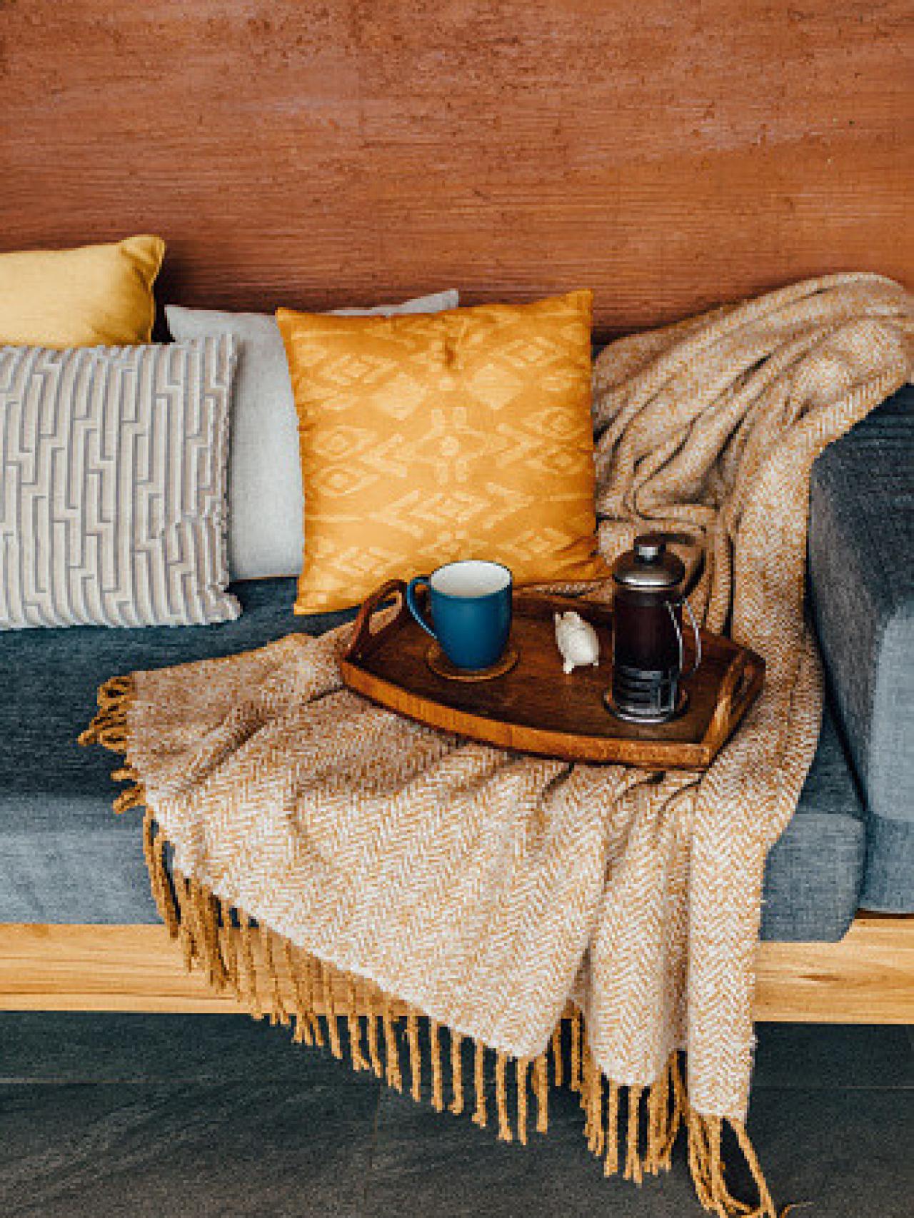 Idea de decoración de un sofá en época de otoño
