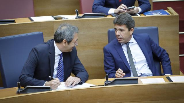 El presidente Carlos Mazón y el vicepresidente Barrera este miércoles en el pleno de Les Corts. EE