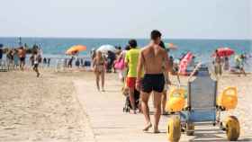 El servicio de playas accesibles en una playa de Alicante.