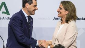 El presidente de la Junta de Andalucía, Juanma Moreno, y la ministra de Teresa Ribera, se saludan en una rueda de prensa en san Telmo.