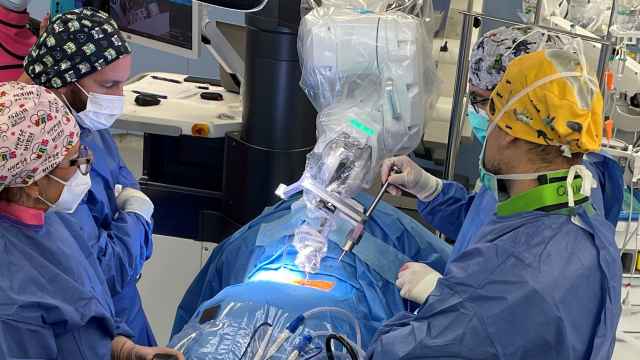 El equipo del Dr. Nicolás Samprón, neurocirujano Hospital Universitario Donostia, durante los ensayos clínicos con el robot Alaya de Cyber Sugery.