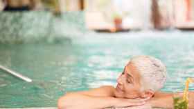 Una mujer disfruta de un baño en la piscina de un balneario.