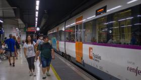 Un tren de Rodalíes, en la estación de Sants.