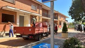 Trabajadores tapian puertas y ventanas de la residencia tras el desalojo.