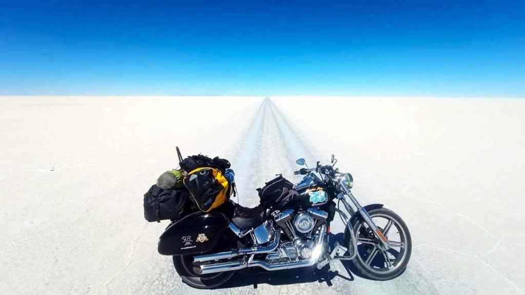La Harley Davidson de Manuel Lorenzo en medio del Salar de Uyuni en Bolivia.
