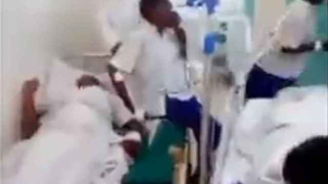 Niños en un hospital de Kenia tras sufrir una enfermedad que les impide caminar